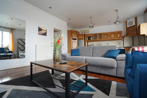 Kitchen or kitchenette, Living room, Seating area