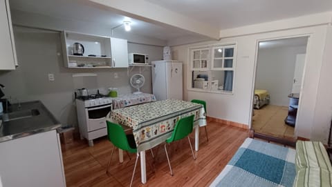 Kitchen or kitchenette, Dining area, minibar, pet friendly, stove