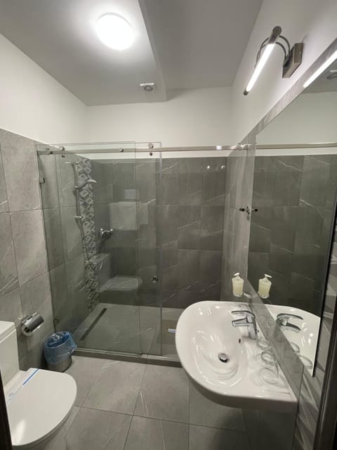 Shower, Toilet