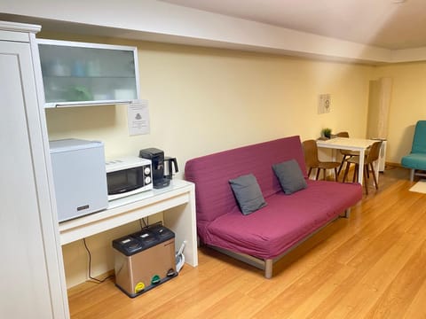 Coffee/tea facilities, Kitchen or kitchenette, Seating area