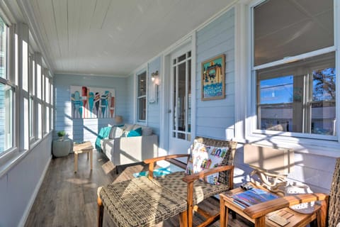 Cozy Coastal Cottage about 5 Mi to Narragansett Beach! Haus in Narragansett Beach