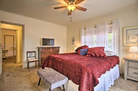 Ranch-Style Cottage - 2 Miles to Philbrook Museum! Maison in Tulsa