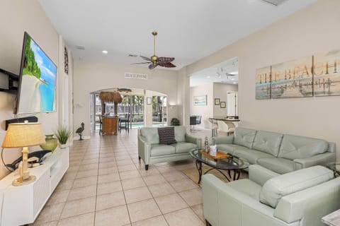 Spacious Canalfront Oasis with Pool and Hot Tub! House in Cape Coral