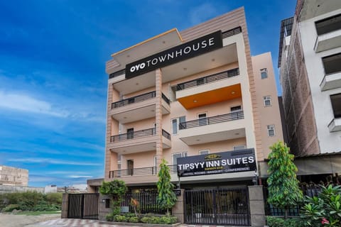 Townhouse Sector Near Bestech Central Square Mall Hotel in Gurugram