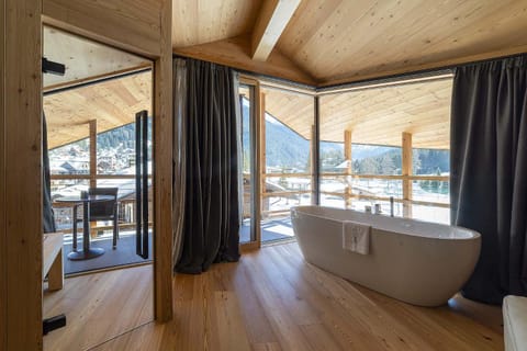 Natural landscape, Hot Tub, View (from property/room), Balcony/Terrace, Bath