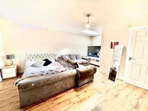 Lt Properties Luton town centre studio Tv Netflix Ground Floor 2 Apartment in Luton