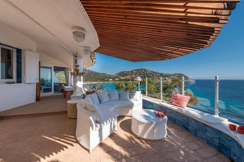 Seafront Villa with private pool Chalet in Geremeas