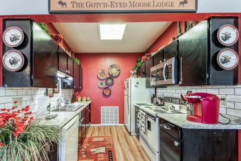 Gotch Eyed Moose, 3 Bedrooms, 3 bath, Pool and Tennis Access, Sleeps 10 Casa in Alto