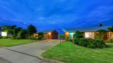 Property building, Facade/entrance, Garden