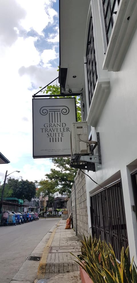 Grand Traveler Suite Inc Bed and Breakfast in Makati