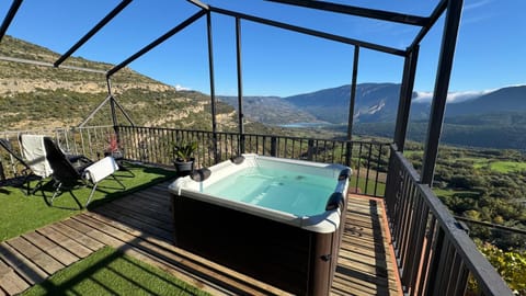 Natural landscape, Hot Tub, Mountain view, Swimming pool, sunbed