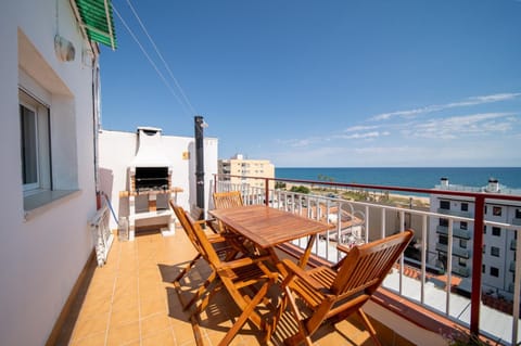 BBQ facilities, Dining area, Sea view