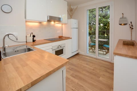 Coffee/tea facilities, Balcony/Terrace, dishwasher, microwave, oven, kitchen