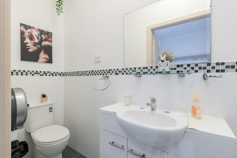 Boutique Private Suite 7 Min Walk to Sydney Domestic Airport 3- ROOM ONLY House in Mascot