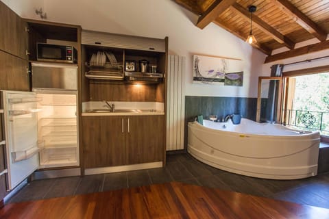 Hot Tub, Kitchen or kitchenette