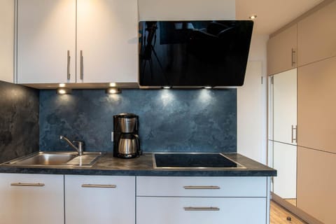 Coffee/tea facilities, Kitchen or kitchenette, dishwasher, stove