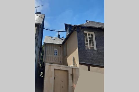 MAISON centre ville historique - Bain à remous, Sauna, cour extérieure privative - tout peut se faire à pied à 3min du vieux port, 10min de la plage, 3min d'un Parking gratuit, restaurants, boutiques, musés, etc House in Honfleur