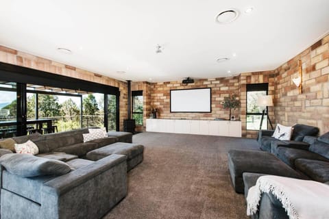 'Tyalla Lodge' Unique Luxe Design in the Mountains House in Mudgee