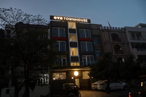 Townhouse 587 Sec 19 Hotel in Noida