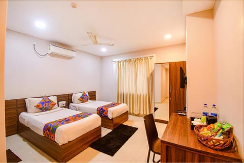 Communal lounge/ TV room, TV and multimedia, Living room, Photo of the whole room, Bedroom, wardrobe, air conditioner