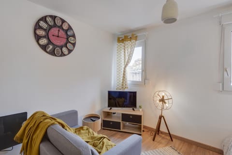 Communal lounge/ TV room, TV and multimedia, Living room, Seating area, Evening entertainment