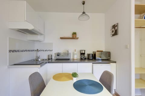 Coffee/tea facilities, Kitchen or kitchenette, Dining area, minibar, stove, toaster