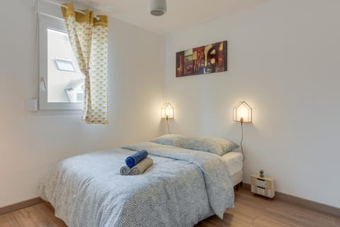 Bed, Photo of the whole room, Bedroom, towels