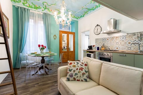 Kitchen or kitchenette, Living room, Seating area, Dining area