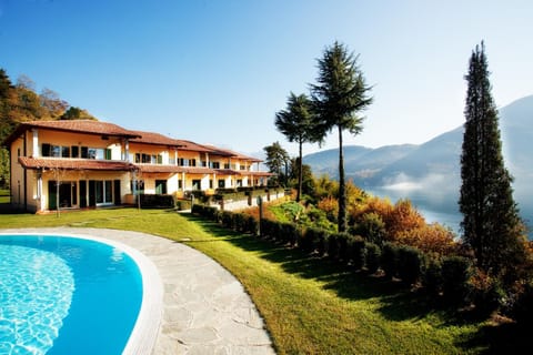 Property building, Garden view, Lake view, Mountain view, Pool view, Swimming pool