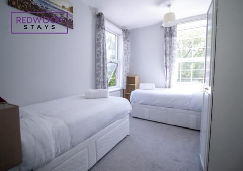 Spacious Serviced Apartment for Contractors and Families, FREE WiFi & Netflix by REDWOOD STAYS Condo in Farnborough