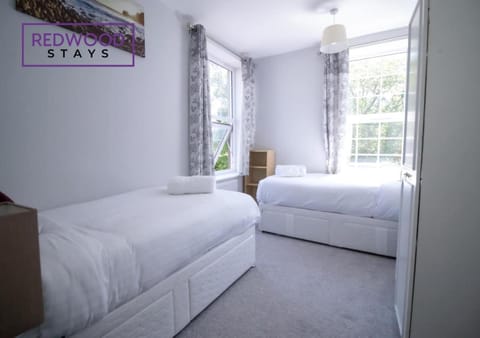 Spacious Serviced Apartment for Contractors and Families, FREE WiFi & Netflix by REDWOOD STAYS Appartamento in Farnborough