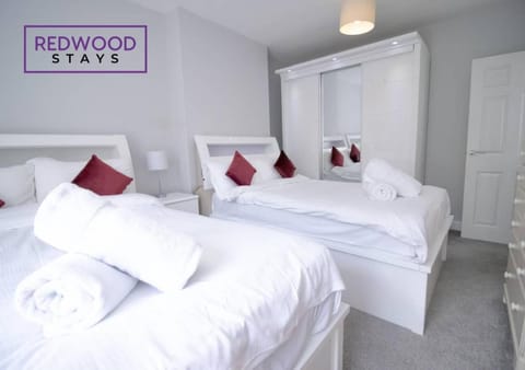 Spacious Serviced Apartment for Contractors and Families, FREE WiFi & Netflix by REDWOOD STAYS Eigentumswohnung in Farnborough