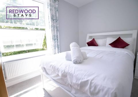 Spacious Serviced Apartment for Contractors and Families, FREE WiFi & Netflix by REDWOOD STAYS Appartamento in Farnborough
