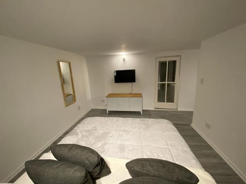 Bed, TV and multimedia, Decorative detail, Area and facilities