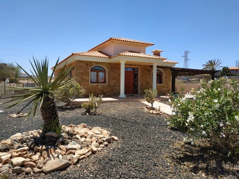 Villa Casa Del Sol 3 Bedroom Villa With Private Solar Covered 12m x 6m Pool Minimum Stay 7 Nights Chromecast And WiFi Throughout The Property Villa in Maxorata