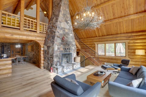 Hand-Crafted Cabin with Whitefish Lake Views! Casa in Whitefish