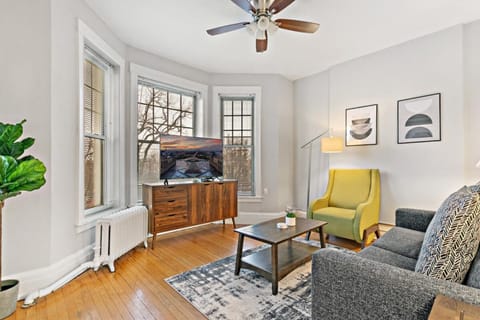 Real Comfort in a 2BR APT close to Wrigley Field - Grace 3 Eigentumswohnung in Wrigleyville