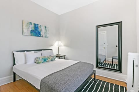 Real Comfort in a 2BR APT close to Wrigley Field - Grace 3 Eigentumswohnung in Wrigleyville