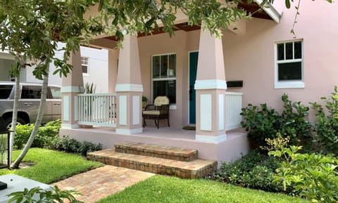 Pink House Modern 3bd 3ba Parking and Porch Villa in West Palm Beach