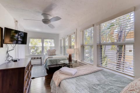 The Periwinkle House 4bd 2ba Sleep 8 Haus in West Palm Beach
