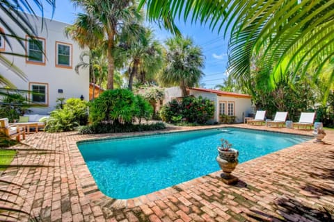 Villa Blanca 4bd 3.5ba Private Pool and Parking House in West Palm Beach