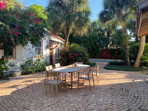 Villa Blanca 4bd 3.5ba Private Pool and Parking House in West Palm Beach