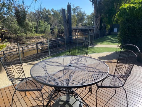 Adelphi Apartments 3 or 3A - Downstairs 2 Bedroom or Upstairs King Studio with Balcony Condo in Echuca