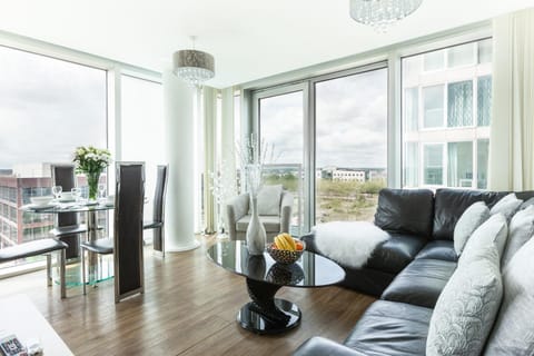 2 Bedroom 2 Bathroom Apartment in Central Milton Keynes with Free Parking - Contractors, Relocation, Business Travellers Apartamento in Milton Keynes