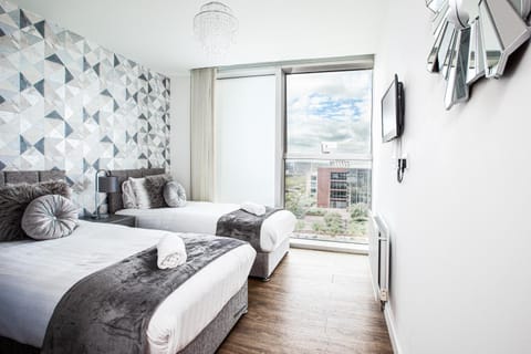 2 Bedroom 2 Bathroom Apartment in Central Milton Keynes with Free Parking - Contractors, Relocation, Business Travellers Condo in Milton Keynes