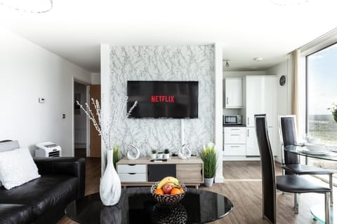 TV and multimedia, Living room, Seating area, Dining area