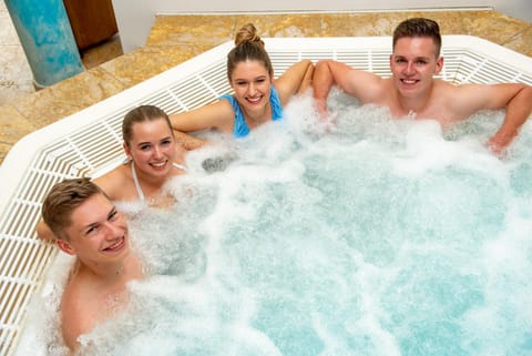 Hot Tub, Sauna, Spa and wellness centre/facilities