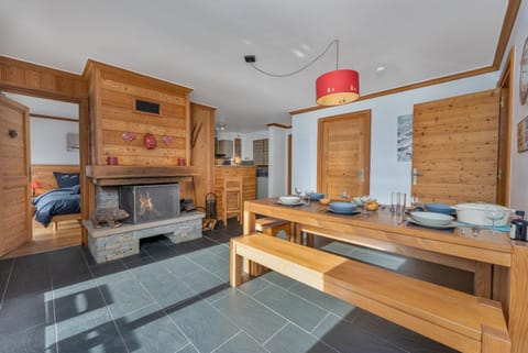 Dining area, fireplace