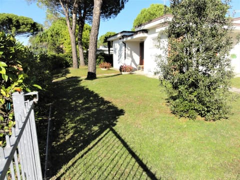 Property building, Facade/entrance, Spring, Day, Summer, Garden, Animals, On site, Pets, Garden view, Garden view, Time of day