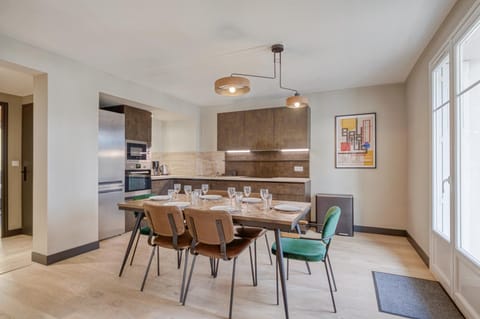 Kitchen or kitchenette, Dining area